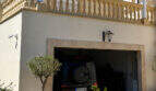 Garage der Villa Sa Torre in Llucmajor mit Balustrade, Pergola und geparktem Mercedes G-Klasse SUV.