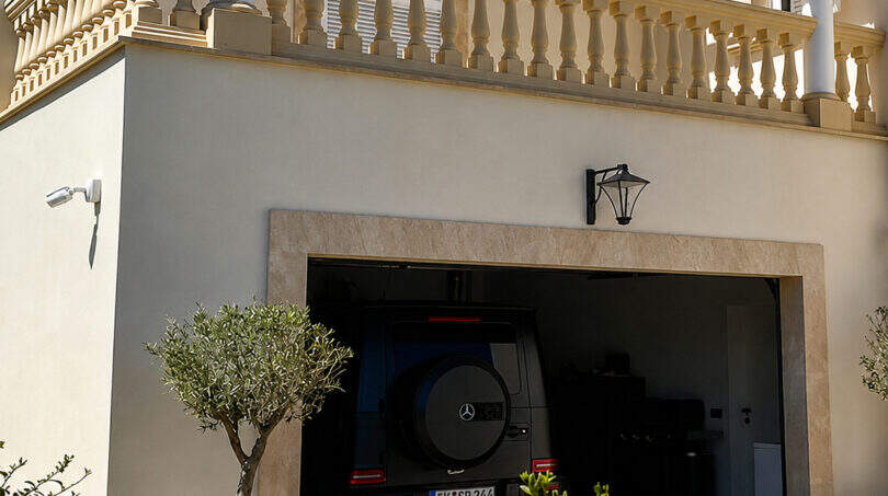Garage der Villa Sa Torre in Llucmajor mit Balustrade, Pergola und geparktem Mercedes G-Klasse SUV.