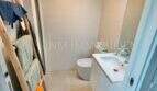 Modernes Badezimmer der Wohnung in Cala d'Or mit Waschbecken, WC und Handtuchleiter.