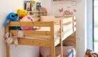 Kinderzimmer mit Etagenbett aus Holz, buntem Spielteppich und Spielzeug in einer Erdgeschosswohnung in Santa Maria del Camí.