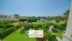 Gepflegter Gemeinschaftsgarten mit Pool, Sonnenliegen und Blumenbeeten beim Reiheneckhaus in Porto Cristo Novo.