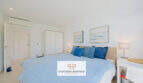 Helles Schlafzimmer im Reiheneckhaus Porto Cristo Novo mit Doppelbett, Einbauschrank und Klimaanlage.
