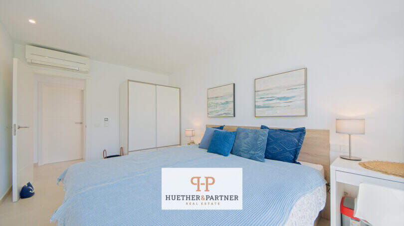 Helles Schlafzimmer im Reiheneckhaus Porto Cristo Novo mit Doppelbett, Einbauschrank und Klimaanlage.