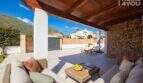 Überdachte Terrasse mit Loungemöbeln, Holzdecke & Bergblick – Bungalow in Alcúdia mit Pool & Garten