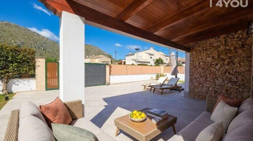 Überdachte Terrasse mit Loungemöbeln, Holzdecke & Bergblick – Bungalow in Alcúdia mit Pool & Garten