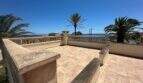 Sonnige Dachterrasse mit Natursteingeländer, Palmen und Meerblick der Villa in Cala Murada