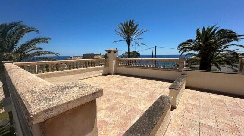 Sonnige Dachterrasse mit Natursteingeländer, Palmen und Meerblick der Villa in Cala Murada