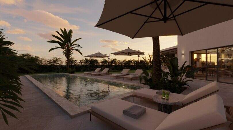 Luxuriöser Pool mit Sonnenliegen und Palmen bei Sonnenuntergang, Designvilla Cala Murada