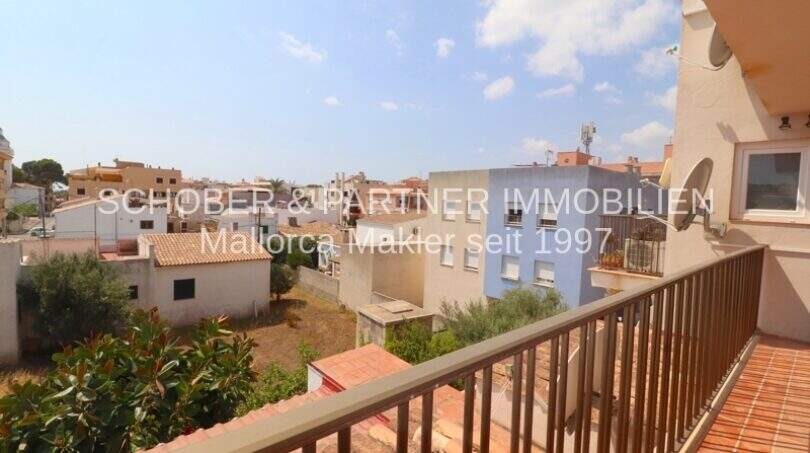 Balkon mit Blick auf die Dächer von Cala Ratjada, modernisierte Wohnung in zentraler Lage