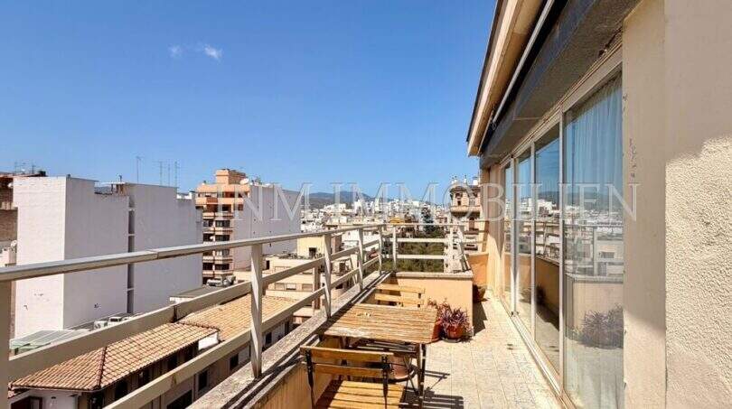 Sonnige Dachterrasse der Wohnung in Palma Blanquerna mit Stadtblick, Sitzbereich und Zugang zum Wohnbereich.