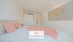 Helles Schlafzimmer im Reiheneckhaus Porto Cristo Novo mit rosa Akzenten, Einbauschrank und moderner Klimaanlage.