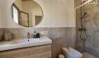 Modernes Badezimmer mit Waschtisch, Bidet und Glasdusche im Bungalow Alcúdia, 2 Bäder, 97 m²