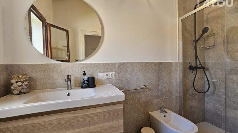 Modernes Badezimmer mit Waschtisch, Bidet und Glasdusche im Bungalow Alcúdia, 2 Bäder, 97 m²
