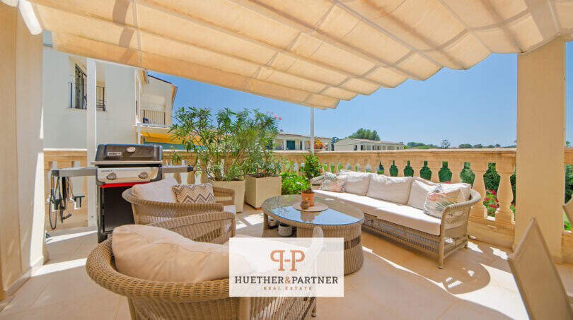Sonnige Terrasse mit Markise, Rattanmöbeln und Grill des Reiheneckhauses in Porto Cristo Novo.