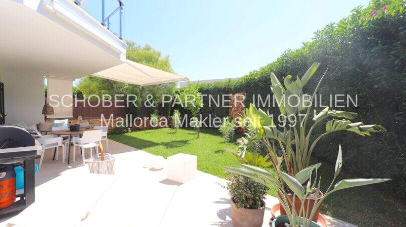 Sonnige Terrasse mit Markise, Grillbereich und gepflegtem Privatgarten in Garten-Eck-Wohnung Sa Coma