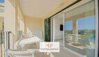 Sonniger Balkon mit Terrassenmöbeln und Meerblick, Reiheneckhaus in Porto Cristo Novo