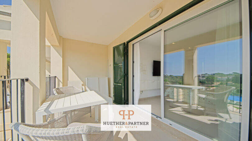 Sonniger Balkon mit Terrassenmöbeln und Meerblick, Reiheneckhaus in Porto Cristo Novo