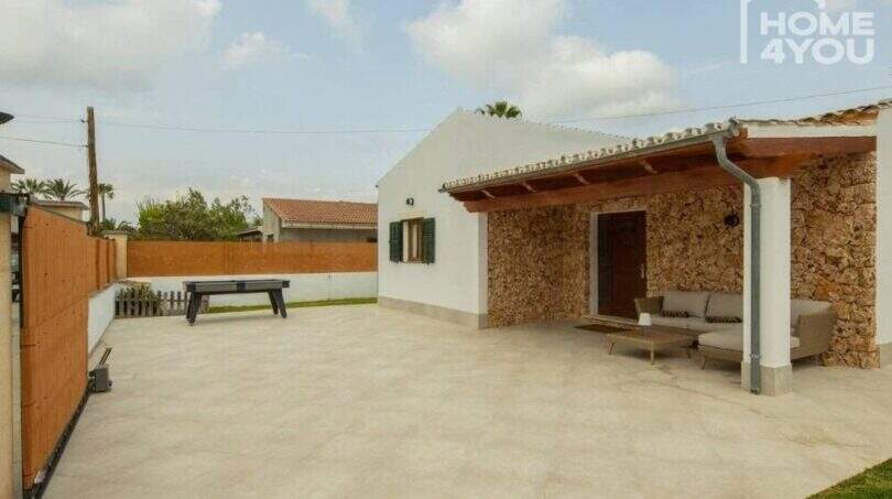 Sonnige Terrasse mit Pergola, Natursteinwand & Kicker beim Bungalow in Alcúdia, 97 m², 3 SZ, Strandnähe.