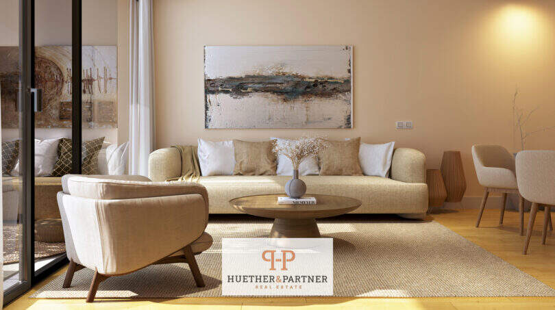 Helles Wohnzimmer im Penthouse Cor 39 Palma mit Sandtönen, modernem Sofa, Holztisch und abstrakter Wandkunst.