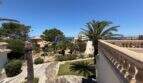 Balkonblick auf Garten mit Palmen, mediterrane Villen und Meerblick in Cala Murada
