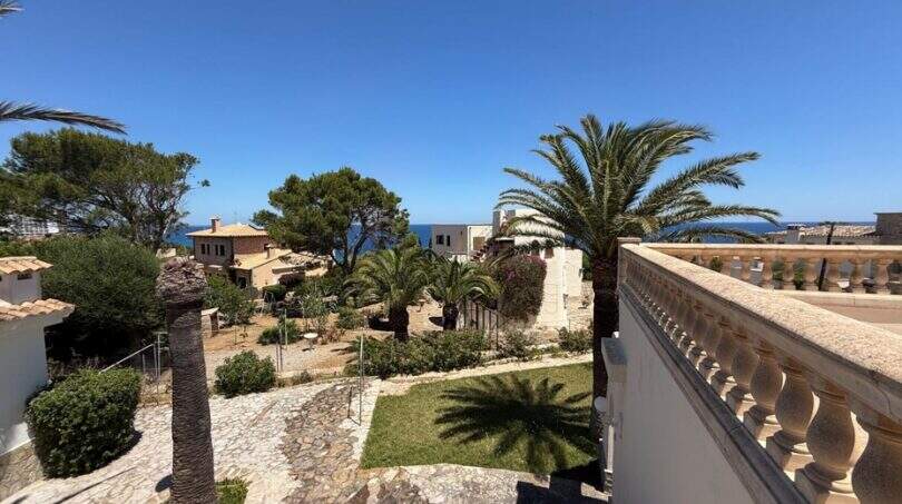 Balkonblick auf Garten mit Palmen, mediterrane Villen und Meerblick in Cala Murada