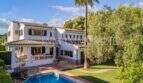 Außenansicht mediterrane Villa Sa Coma mit Pool, Palme, Terrasse und gepflegtem Garten