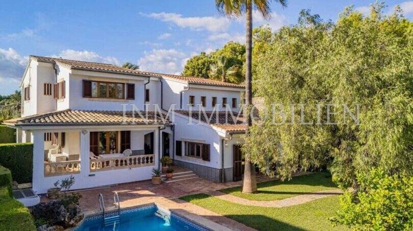 Außenansicht mediterrane Villa Sa Coma mit Pool, Palme, Terrasse und gepflegtem Garten