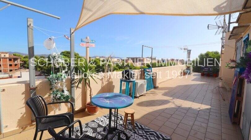 Terraza en la azotea soleada con vela solar, área de descanso y vista al mar del apartamento de 4 hab. en Porto Cristo
