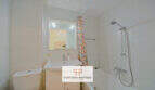 Helles Badezimmer mit Badewanne, Dusche, Waschbecken und WC im Apartment in Cales de Mallorca.