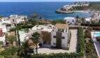 Luftaufnahme der modernen Designvilla mit Rooftop-Terrasse, Pool und direktem Meerblick auf die Bucht von Cala Murada.