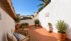 Sonnige Dachterrasse mit Terrakottafliesen, Rattanmöbeln und Topfpflanzen, Stadthaus Petra Mallorca