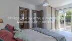 Helles Schlafzimmer der mediterranen Villa in Sa Coma mit Einbauschrank, En-suite-Bad und Terrassenzugang.