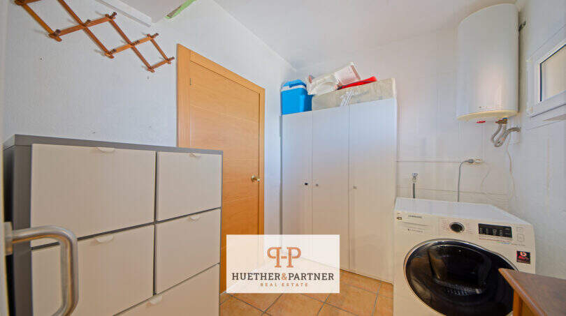 Utility-Raum mit Samsung-Waschmaschine, Warmwasserspeicher, Einbauschrank und Abstellfläche im Apartment Cales de Mallorca