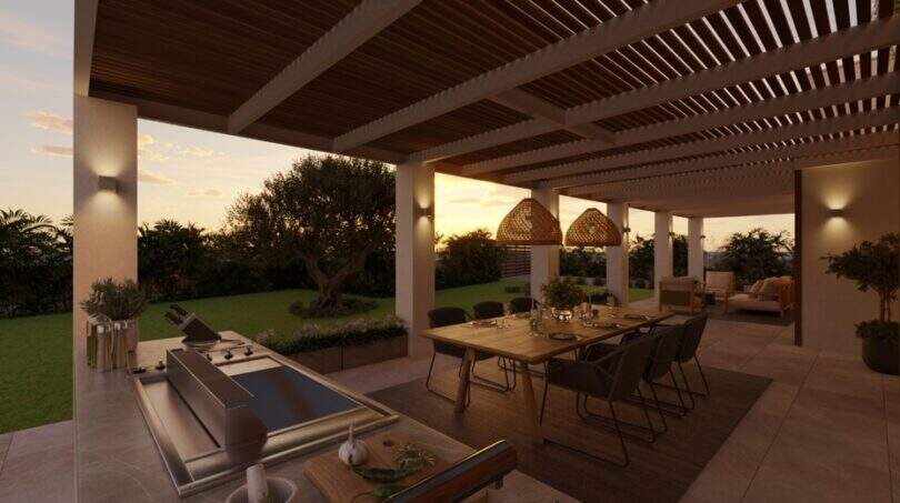Überdachte Außenterrasse mit Pergola, Essbereich und Outdoorküche bei Sonnenuntergang, Designvilla Cala Murada