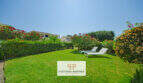 Gepflegter Garten mit Liegestühlen und bunten Blüten beim Reiheneckhaus in Porto Cristo Novo.