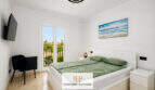 Helles Schlafzimmer der Villa Sa Torre mit Doppelbett, Balkon und Meerblick-Gemälde in Llucmajor