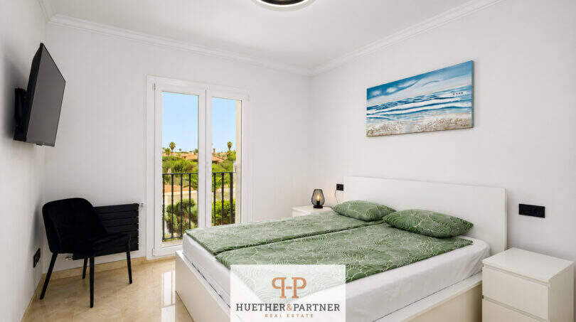 Helles Schlafzimmer der Villa Sa Torre mit Doppelbett, Balkon und Meerblick-Gemälde in Llucmajor
