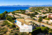 Luftaufnahme einer mediterranen Villa in Sa Torre mit Pool, Palmengarten und spektakulärem Meerblick in Llucmajor