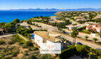 Luftaufnahme einer mediterranen Villa in Sa Torre mit Pool, Palmengarten und spektakulärem Meerblick in Llucmajor