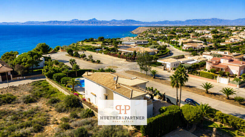 Luftaufnahme einer mediterranen Villa in Sa Torre mit Pool, Palmengarten und spektakulärem Meerblick in Llucmajor