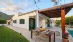 Bungalow Alcúdia: Überdachte Außenterrasse mit Esstisch, Salzwasserpool und gepflegtem Garten