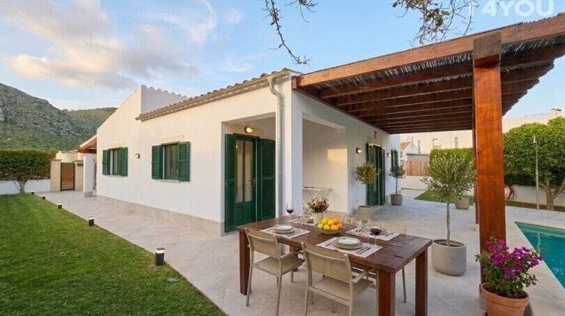 Bungalow Alcúdia: Überdachte Außenterrasse mit Esstisch, Salzwasserpool und gepflegtem Garten