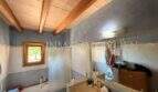 Badezimmer der Finca Llucmajor mit Holzbalkendecke, Badewanne, WC und Waschbecken mit Spiegel