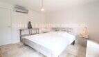 Helles Schlafzimmer mit Doppelbett, Natursteinboden und Klimaanlage im sanierten Landhaus Port de Manacor