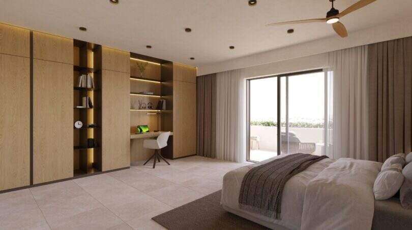 Modernes Schlafzimmer mit Einbauschrank, Schreibtisch, Deckenventilator und Balkonzugang in Designvilla Cala Murada