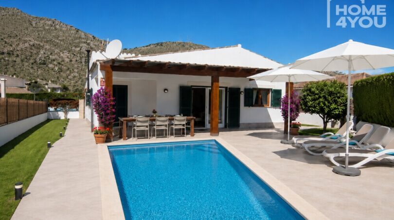 Outdoor area bungalow Alcúdia: salt water pool, terrace with dining area, sun loungers & pergola, mountain view