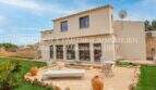 Saniertes Landhaus in Portocristo mit gepflegtem Garten, Terrasse, Natursteindekor und Tontöpfen, Mallorca.