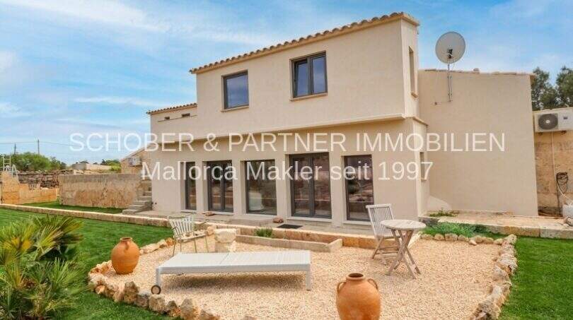 Saniertes Landhaus in Portocristo mit gepflegtem Garten, Terrasse, Natursteindekor und Tontöpfen, Mallorca.