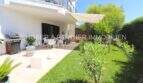 Gepflegter Privatgarten mit Terrasse, Sonnensegel und Grill einer Eck-Gartenwohnung in Sa Coma