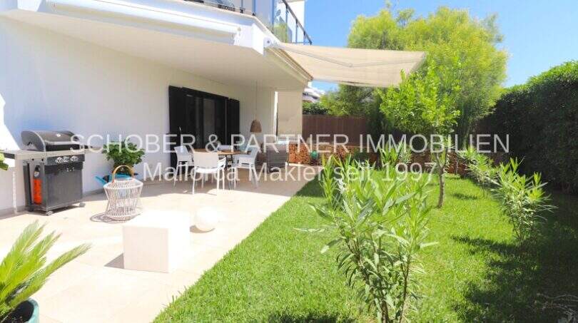Gepflegter Privatgarten mit Terrasse, Sonnensegel und Grill einer Eck-Gartenwohnung in Sa Coma
